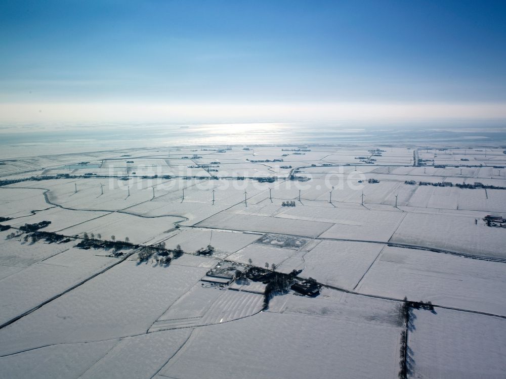 Luftbild Neufelderkoog - Windkrafträder an der Nordseeküste und am Elbeufer in Neufelderkoog im Bundesland Schleswig-Holstein