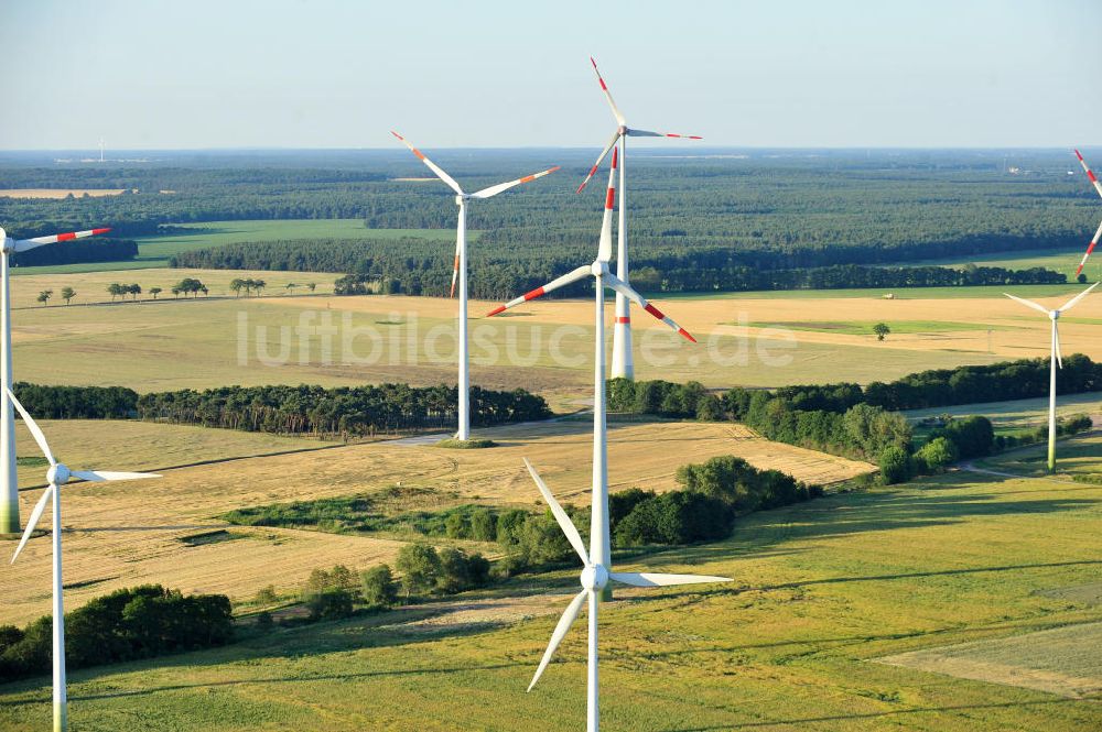 Woltersdorf aus der Vogelperspektive: Windkrafträder eines Windkraftwerkes auf den abgeernteten Feldern bei Woltersdorf