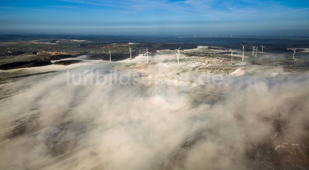 Brilon von oben - Windkraftwerke bei Rösenbeck in winterlich verscheneiter Landschaft in Nordrhein-Westfalen, Deutschland