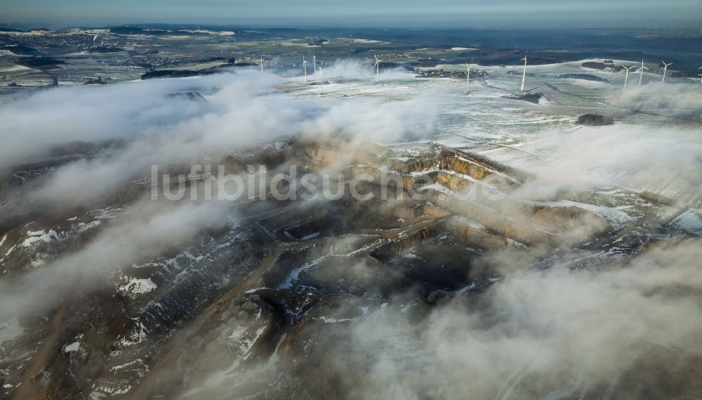 Luftbild Brilon - Windkraftwerke bei Rösenbeck in winterlich verscheneiter Landschaft in Nordrhein-Westfalen, Deutschland