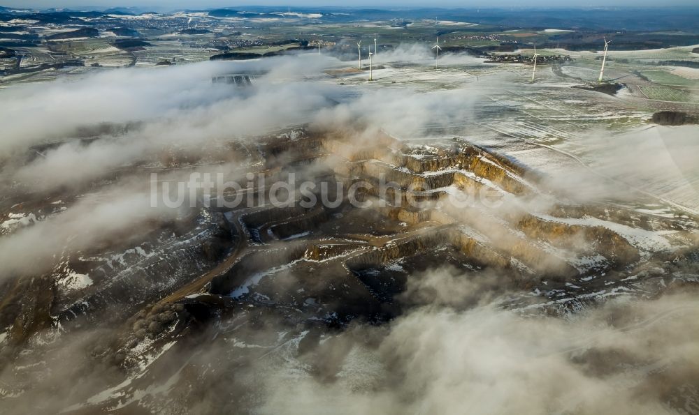 Luftaufnahme Brilon - Windkraftwerke bei Rösenbeck in winterlich verscheneiter Landschaft in Nordrhein-Westfalen, Deutschland