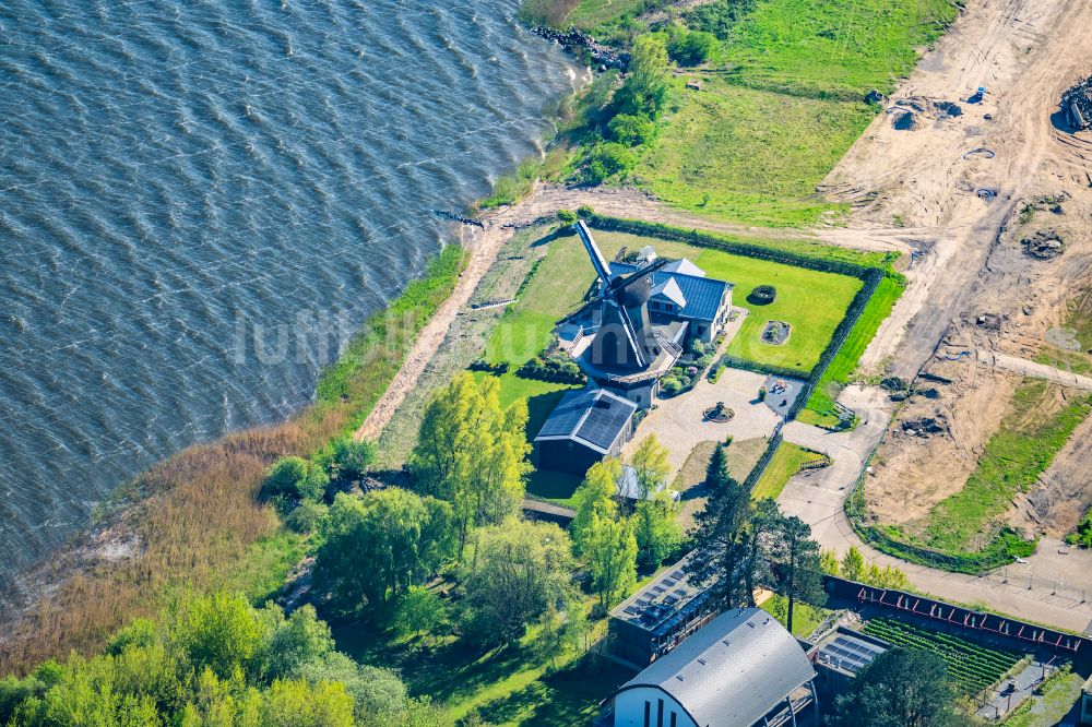 Schleswig von oben - Windmühle Nicolaan der Schlei in Schleswig im Bundesland Schleswig-Holstein, Deutschland