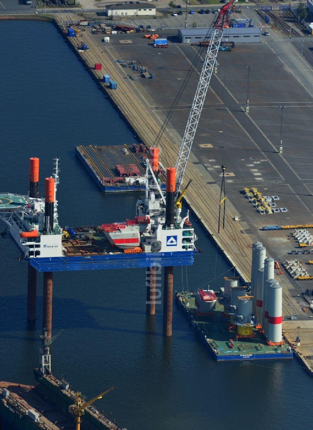 Bremerhaven aus der Vogelperspektive: Windpark Arbeitsplattform mit der Kennung IMO 9577147 im Hafen von Bremerhaven im Bundesland Niedersachsen