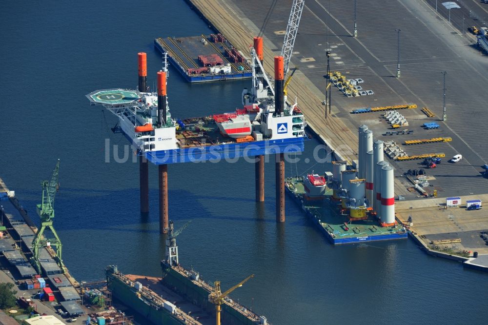 Bremerhaven von oben - Windpark Arbeitsplattform mit der Kennung IMO 9577147 im Hafen von Bremerhaven im Bundesland Niedersachsen