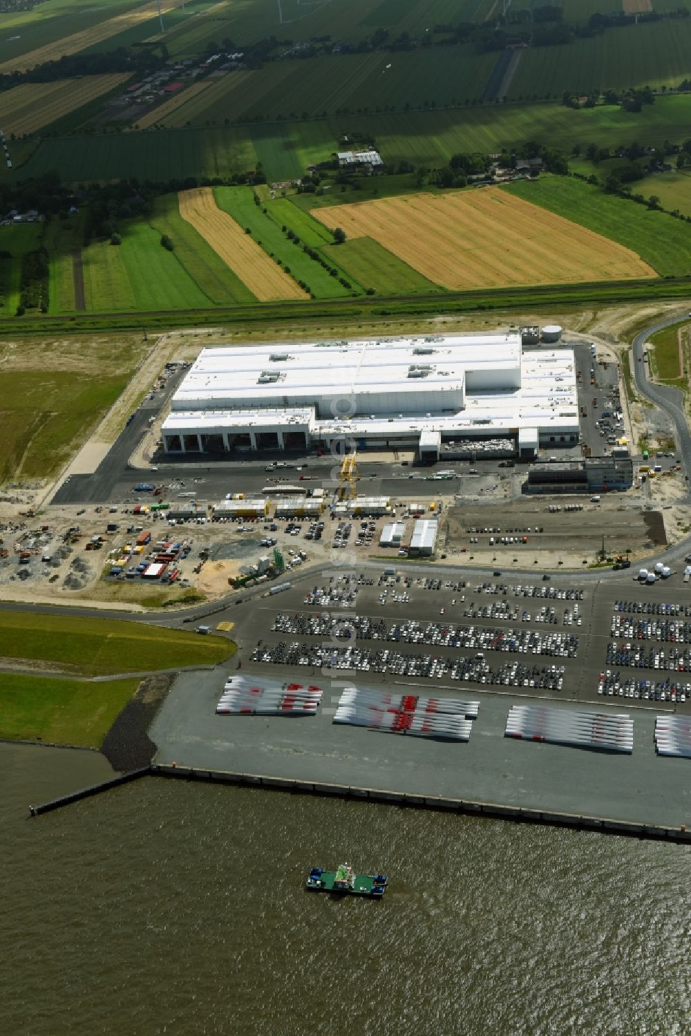 Cuxhaven aus der Vogelperspektive: Windrad- Montage und Produktionsstätte in Cuxhaven im Bundesland Niedersachsen, Deutschland