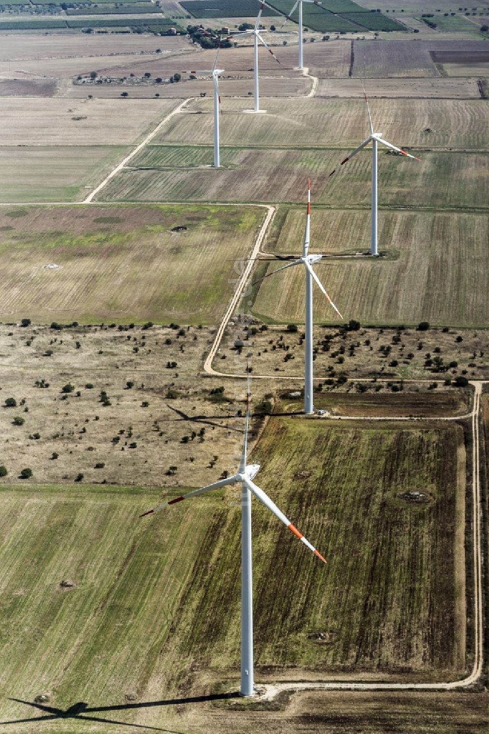 Foggia aus der Vogelperspektive: Windrad am Stadtrand von Foggia in Apulien in Italien