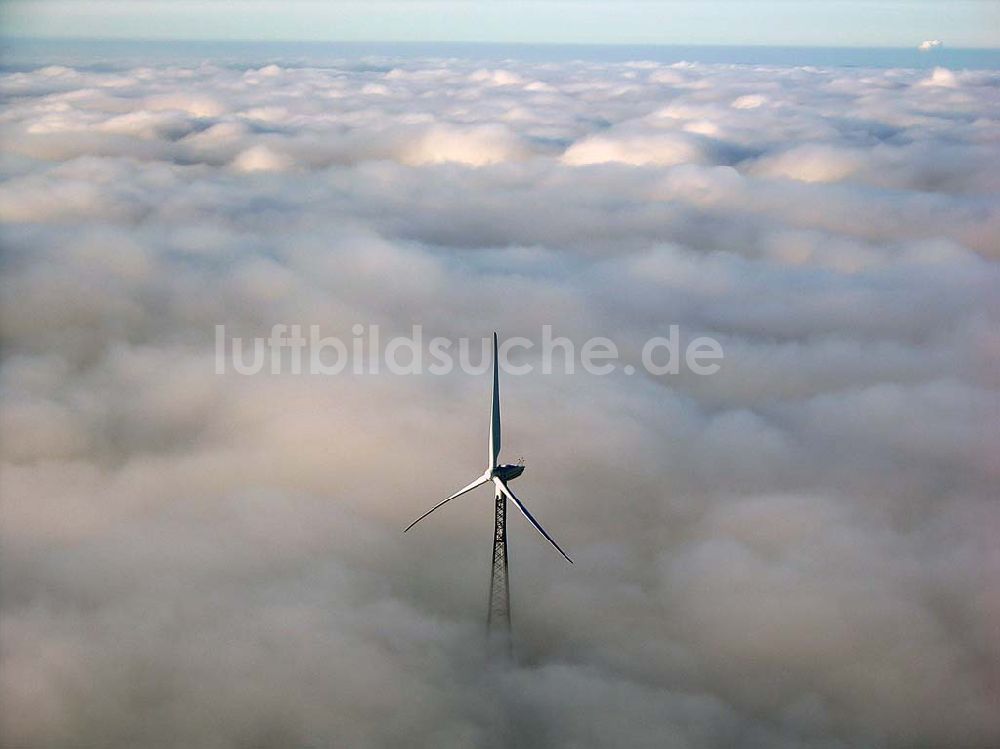 Luftaufnahme Schmallenberg - Windradanlagen im Frühnebel