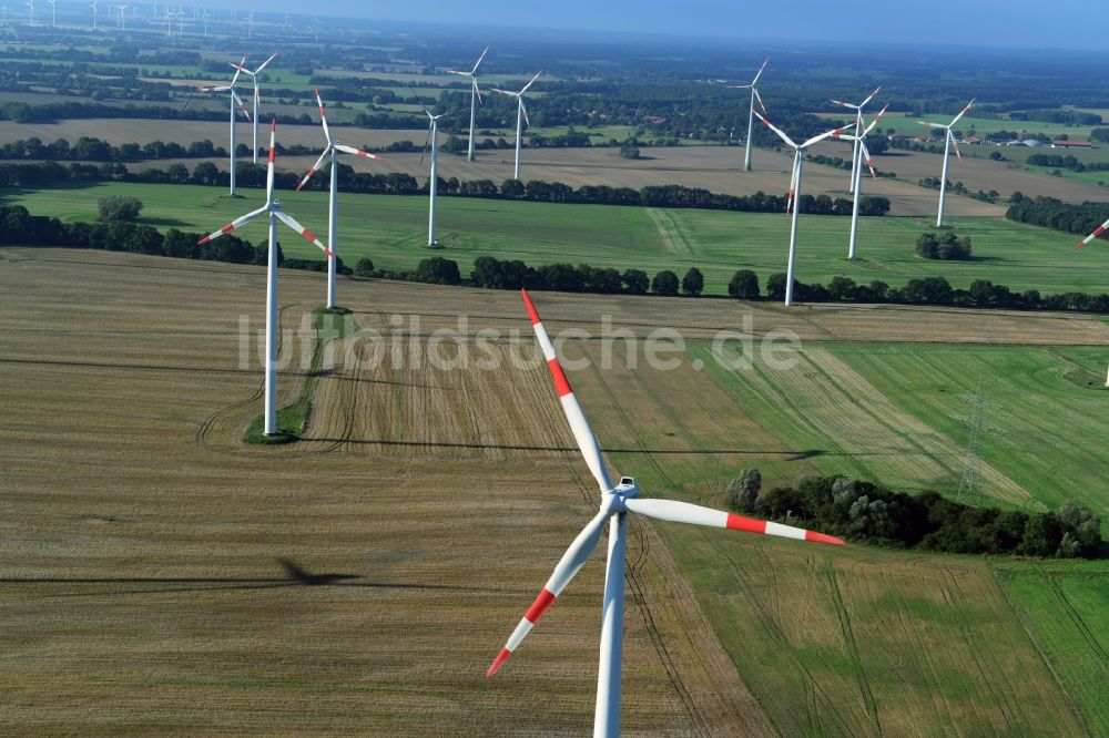 Triglitz aus der Vogelperspektive: Windradmasten einer Windenergieanlage auf Feldern bei Triglitz im Bundesland Brandenburg