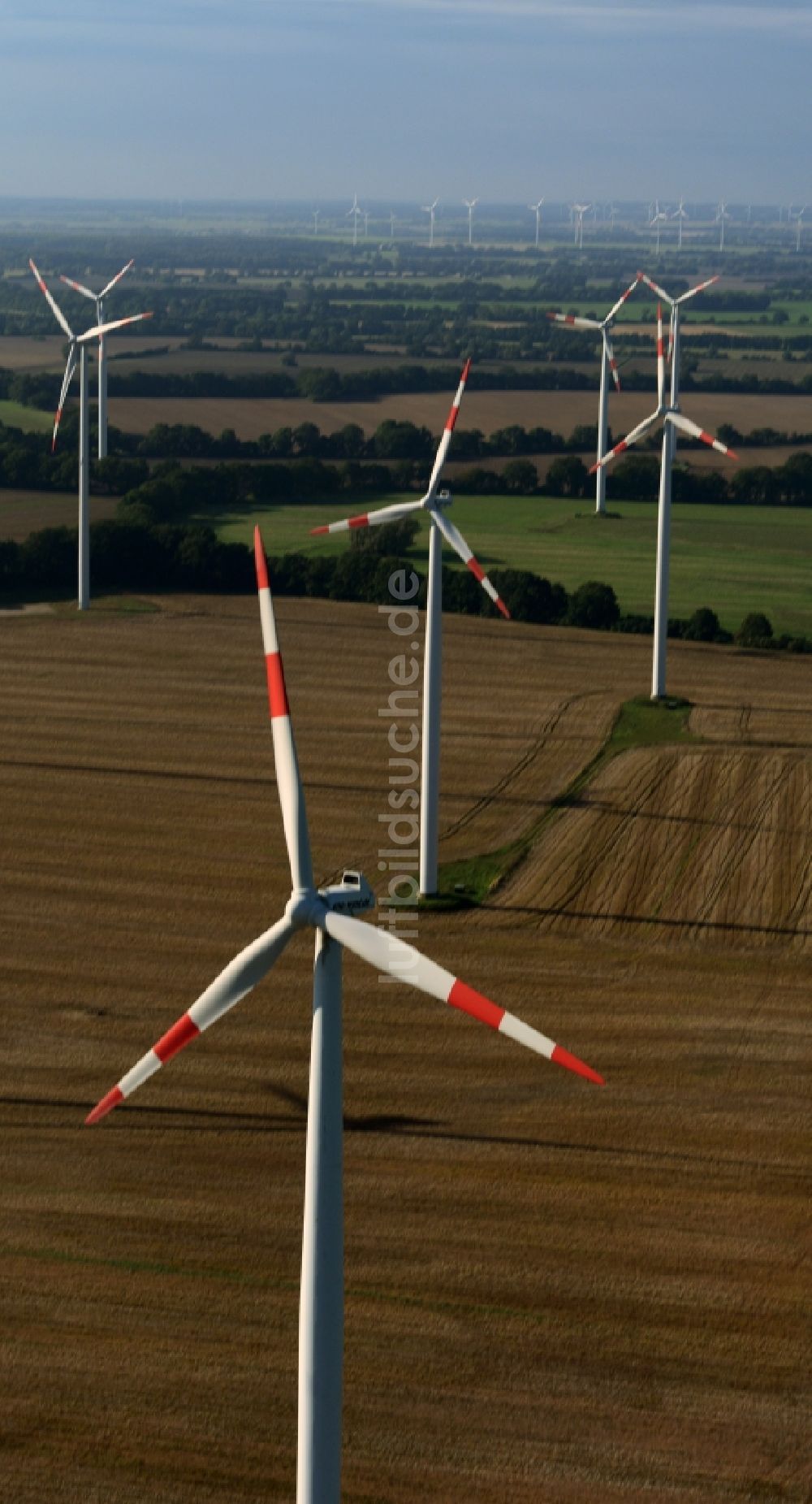 Luftbild Triglitz - Windradmasten einer Windenergieanlage auf Feldern bei Triglitz im Bundesland Brandenburg