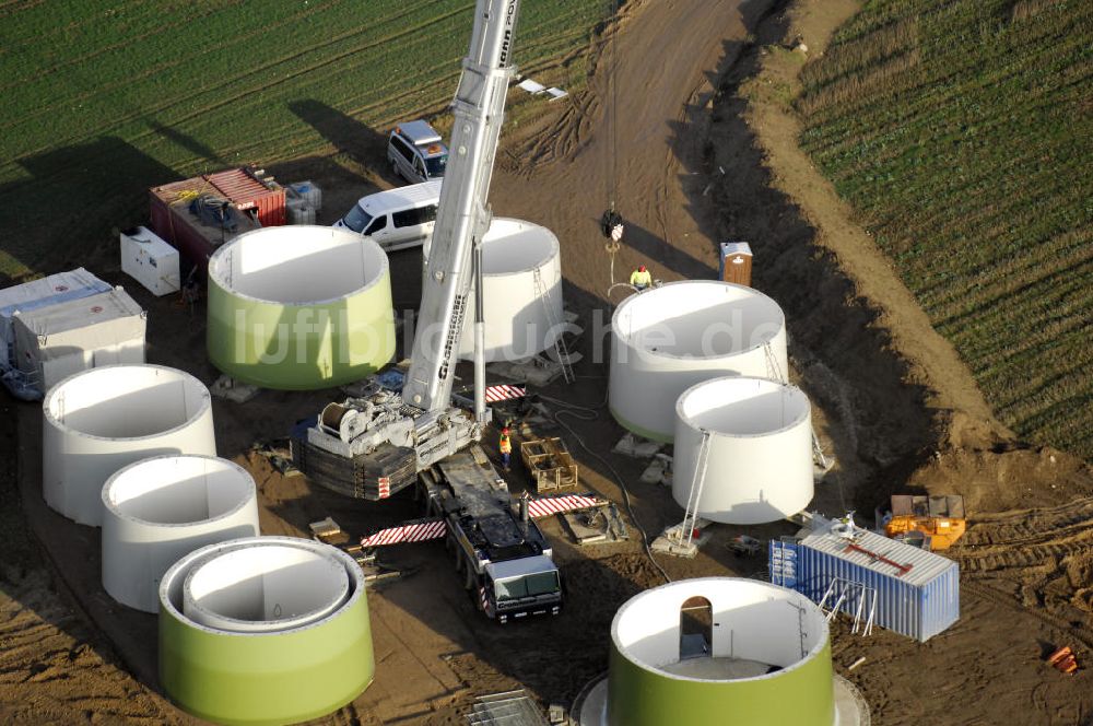 Luftbild ZINNDORF - Windradmontage auf einem Feld östlich von Zinndorf.