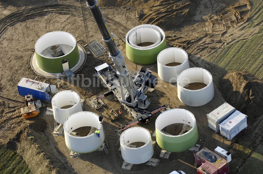 Luftaufnahme ZINNDORF - Windradmontage auf einem Feld östlich von Zinndorf.