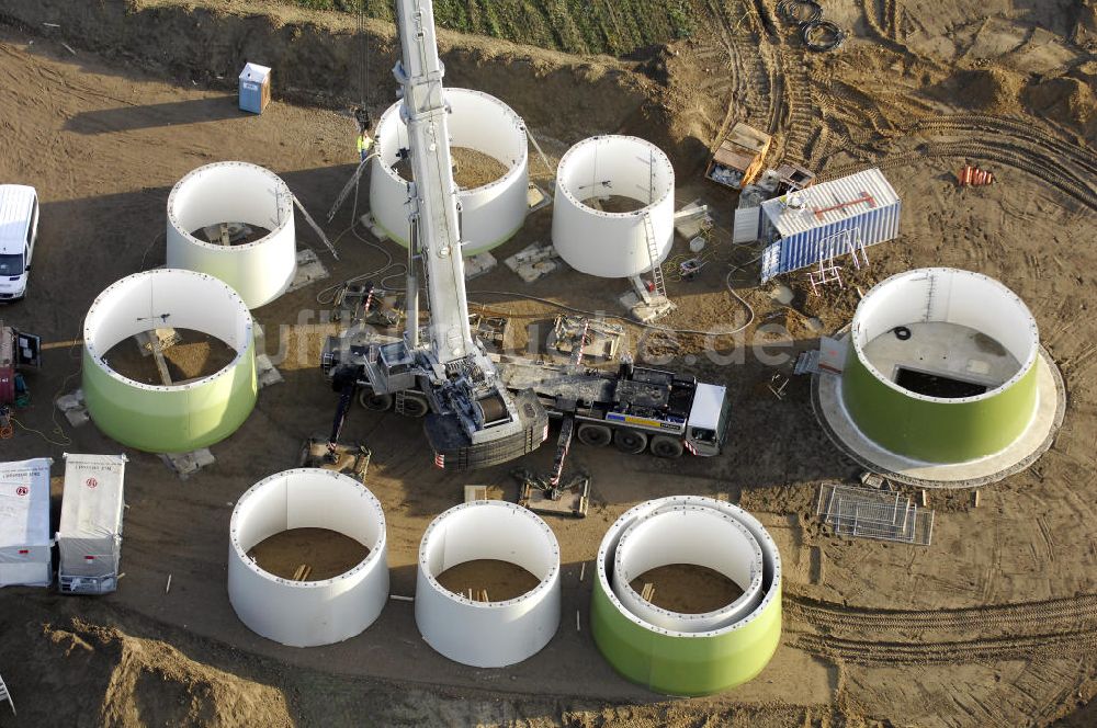 ZINNDORF aus der Vogelperspektive: Windradmontage auf einem Feld östlich von Zinndorf.