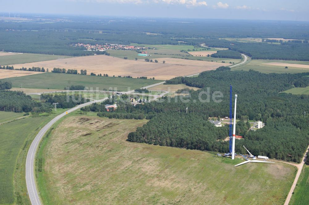 Luftaufnahme Luckenwalde OT Frankenhof - Windradmontage an einem Windkraftwerk am Gewerbegebiet Frankenhof im brandenburgischen Luckenwalde