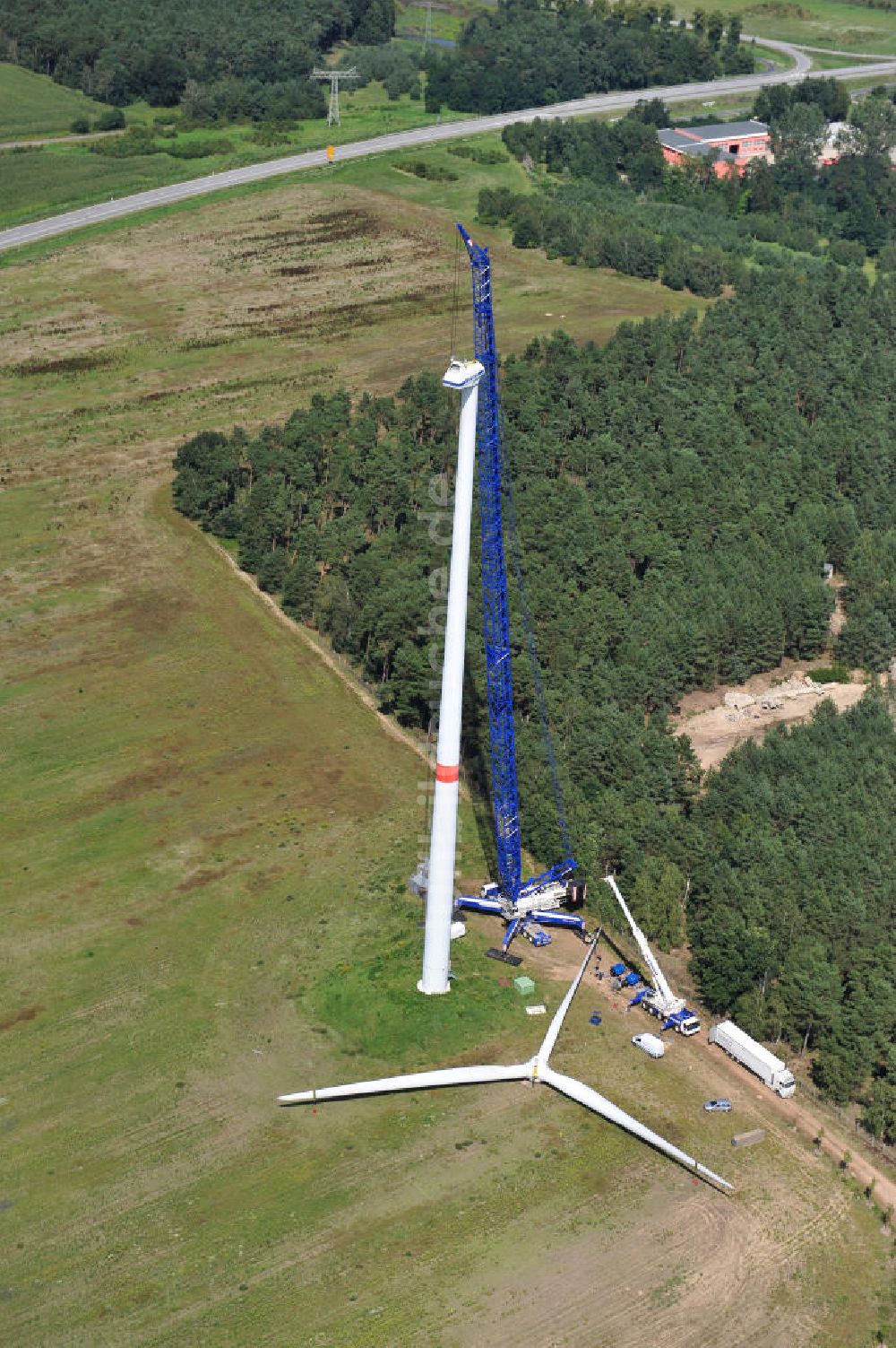 Luckenwalde OT Frankenhof aus der Vogelperspektive: Windradmontage an einem Windkraftwerk am Gewerbegebiet Frankenhof im brandenburgischen Luckenwalde