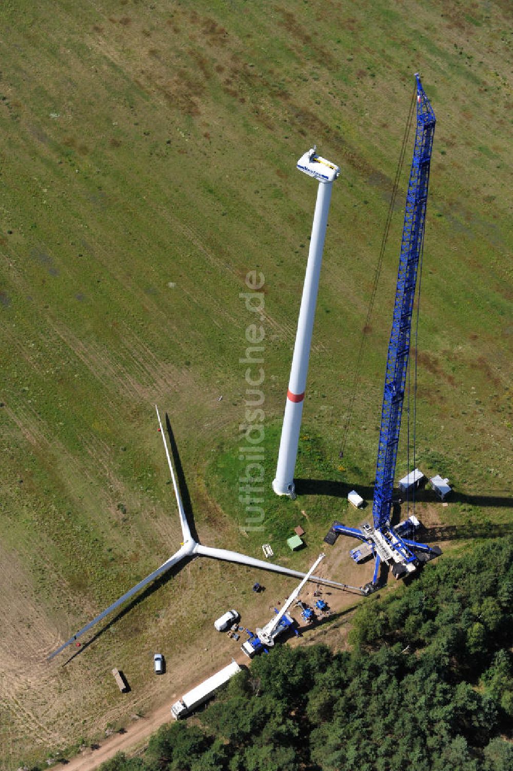 Luftbild Luckenwalde OT Frankenhof - Windradmontage an einem Windkraftwerk am Gewerbegebiet Frankenhof im brandenburgischen Luckenwalde