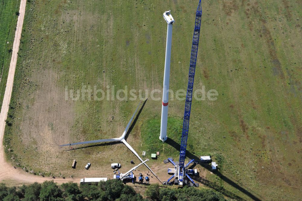 Luftaufnahme Luckenwalde OT Frankenhof - Windradmontage an einem Windkraftwerk am Gewerbegebiet Frankenhof im brandenburgischen Luckenwalde