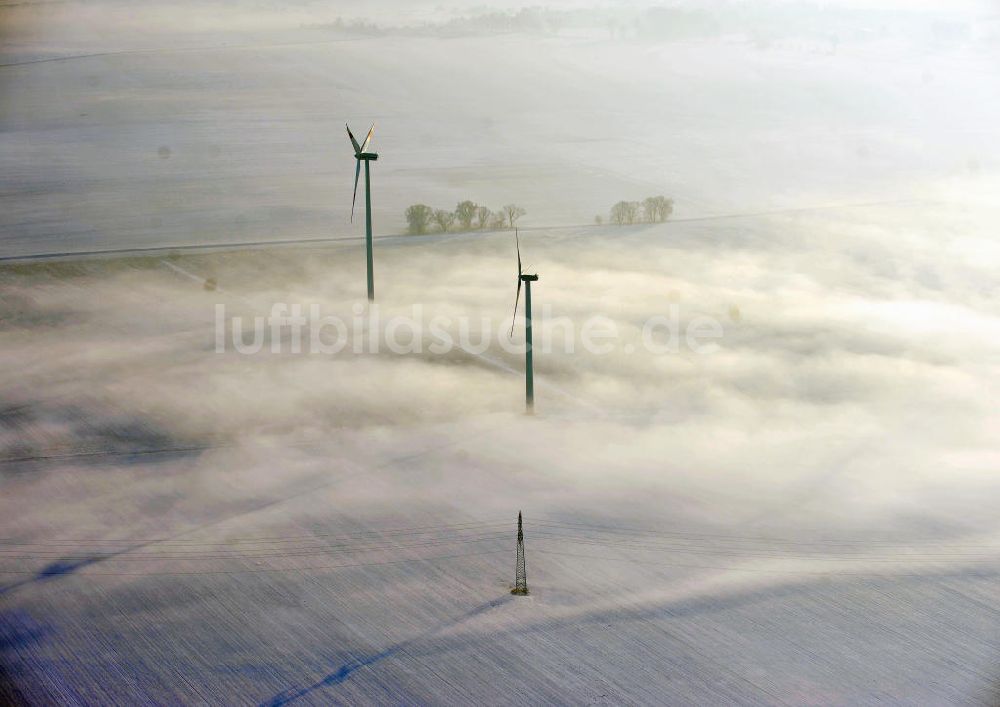 Luftaufnahme Erxleben - Windräder auf einem verschneiten Feld bei Erxleben OT Hakenstedt in Sachsen-Anhalt