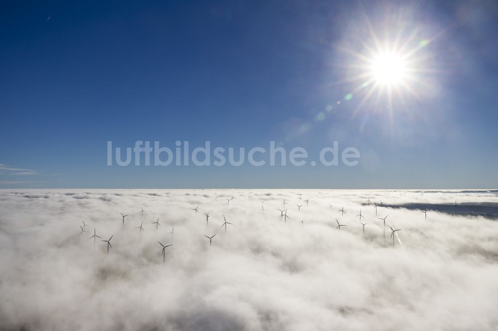 Luftbild Bad Wünnenberg - Windräder eines aus Nebel- Schicht und Wolken herausragenden Windkraftwerkes bei Bad Wünnenberg im Sauerland in Nordrhein-Westfalen NRW