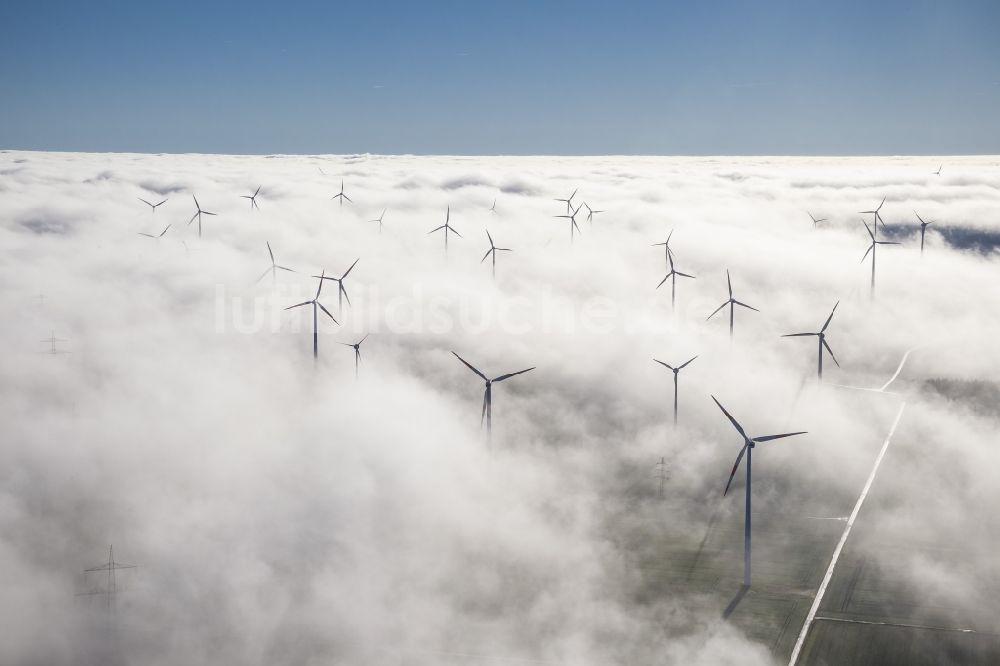 Luftaufnahme Bad Wünnenberg - Windräder eines aus Nebel- Schicht und Wolken herausragenden Windkraftwerkes bei Bad Wünnenberg im Sauerland in Nordrhein-Westfalen NRW