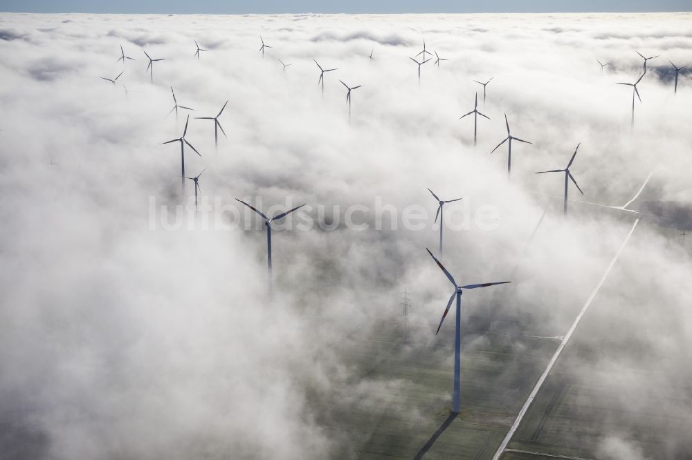 Bad Wünnenberg von oben - Windräder eines aus Nebel- Schicht und Wolken herausragenden Windkraftwerkes bei Bad Wünnenberg im Sauerland in Nordrhein-Westfalen NRW