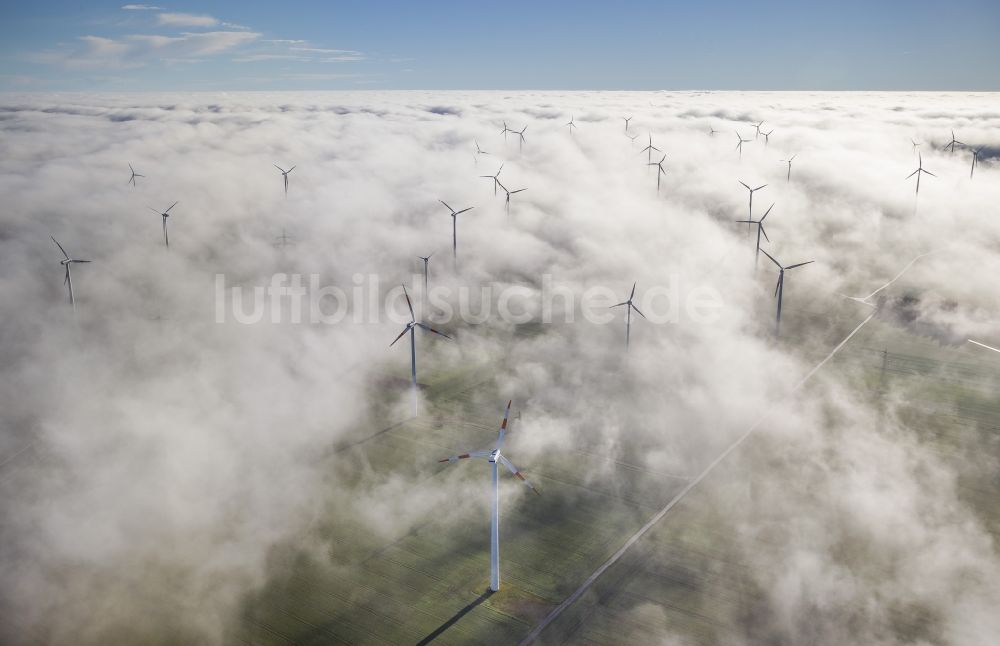 Bad Wünnenberg aus der Vogelperspektive: Windräder eines aus Nebel- Schicht und Wolken herausragenden Windkraftwerkes bei Bad Wünnenberg im Sauerland in Nordrhein-Westfalen NRW