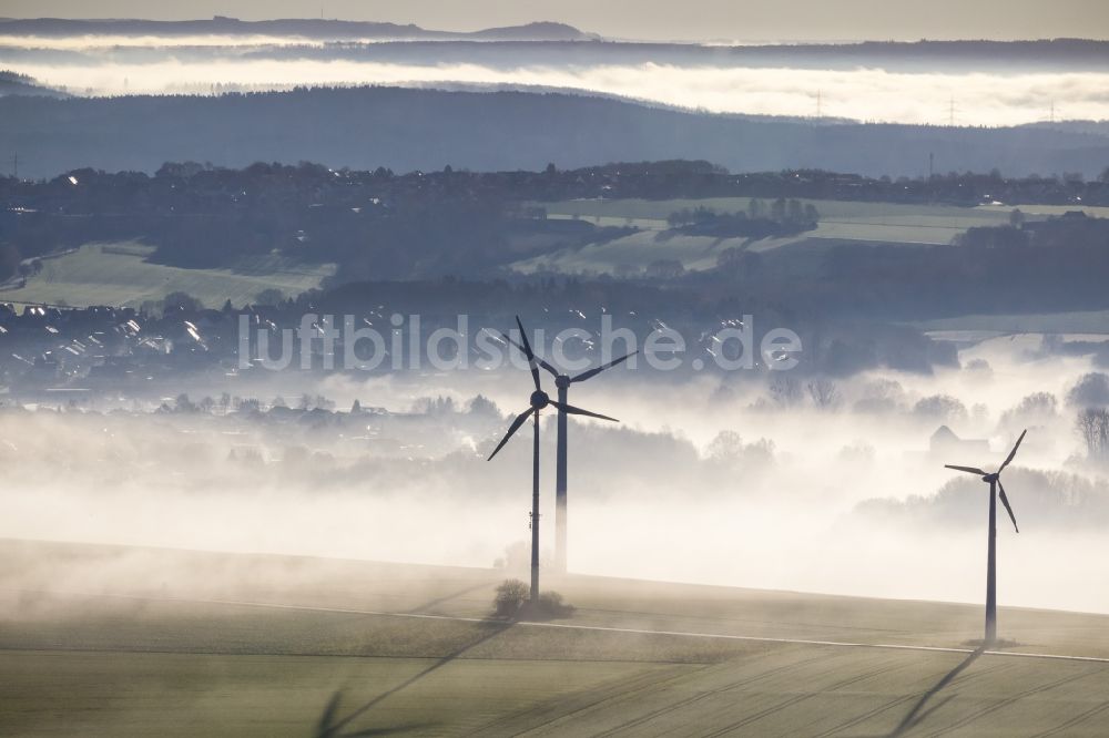 Ense von oben - Windräder eines aus Nebel- Schicht und Wolken herausragenden Windkraftwerkes bei Ense im Sauerland in Nordrhein-Westfalen NRW