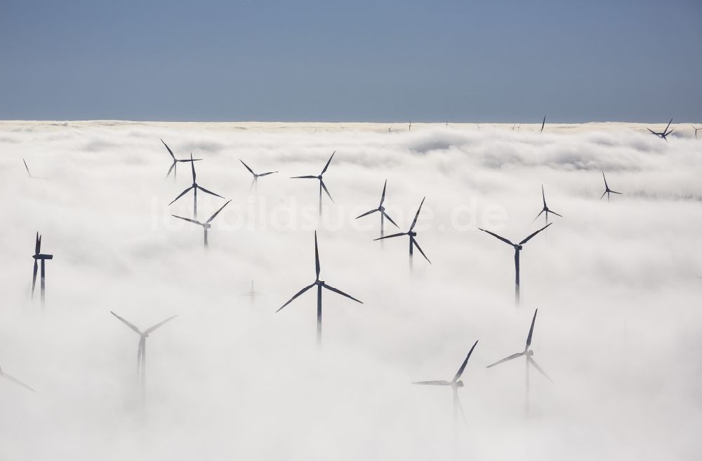 Luftaufnahme Marsberg - Windräder eines aus Nebel- Schicht und Wolken herausragenden Windkraftwerkes bei Marsberg im Sauerland in Nordrhein-Westfalen NRW