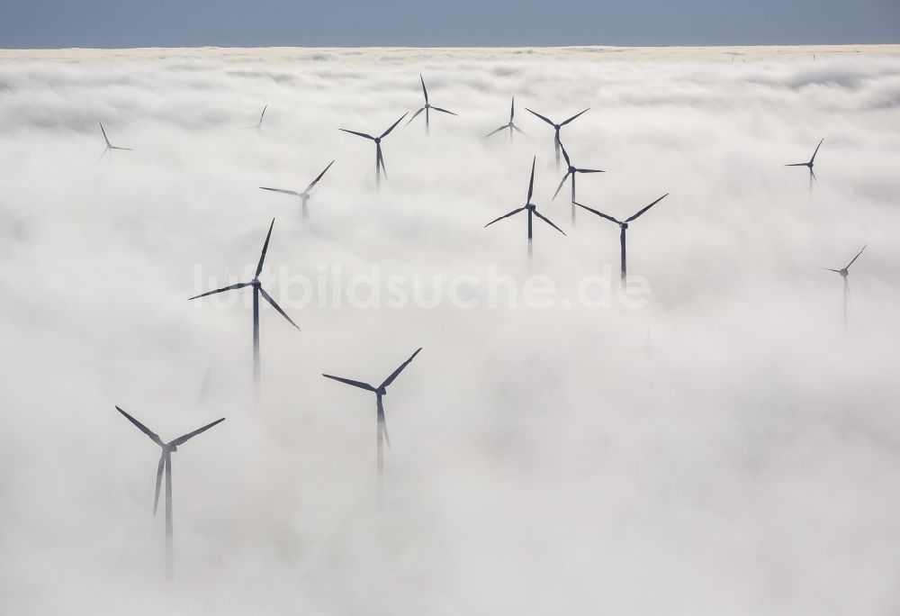 Marsberg von oben - Windräder eines aus Nebel- Schicht und Wolken herausragenden Windkraftwerkes bei Marsberg im Sauerland in Nordrhein-Westfalen NRW