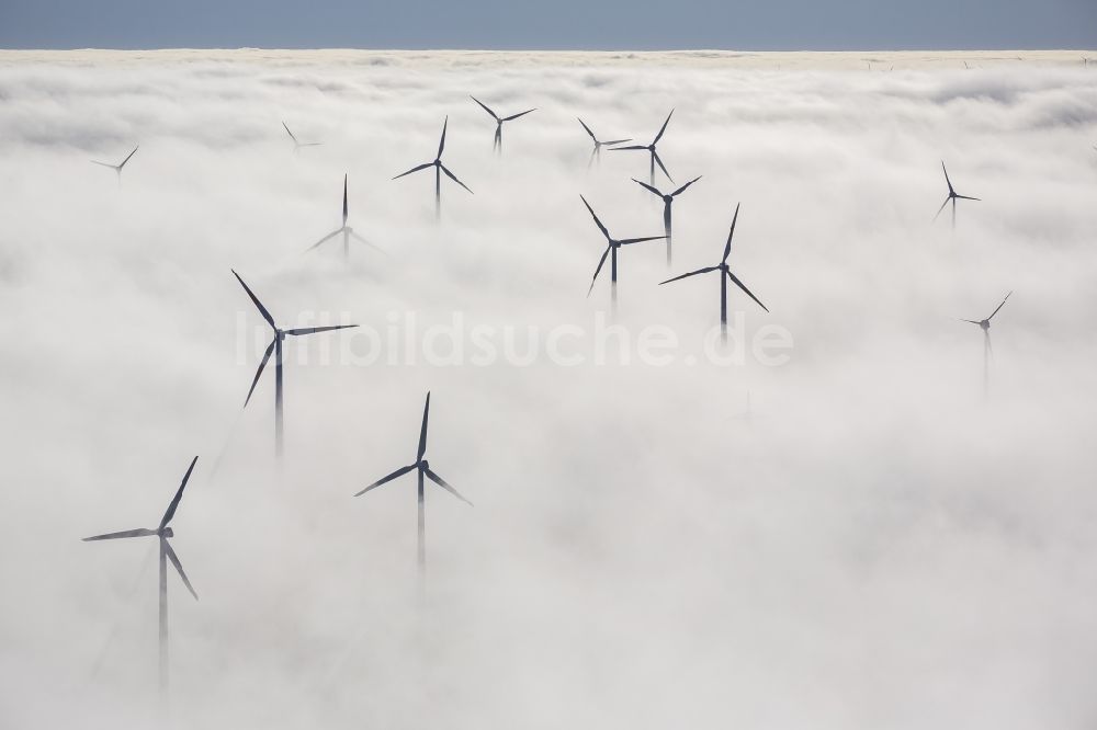 Marsberg aus der Vogelperspektive: Windräder eines aus Nebel- Schicht und Wolken herausragenden Windkraftwerkes bei Marsberg im Sauerland in Nordrhein-Westfalen NRW