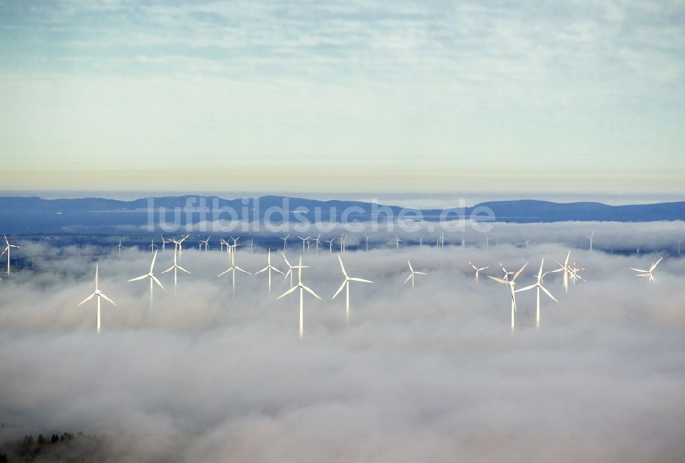 Marsberg aus der Vogelperspektive: Windräder eines aus Nebel- Schicht und Wolken herausragenden Windkraftwerkes bei Marsberg im Sauerland in Nordrhein-Westfalen NRW