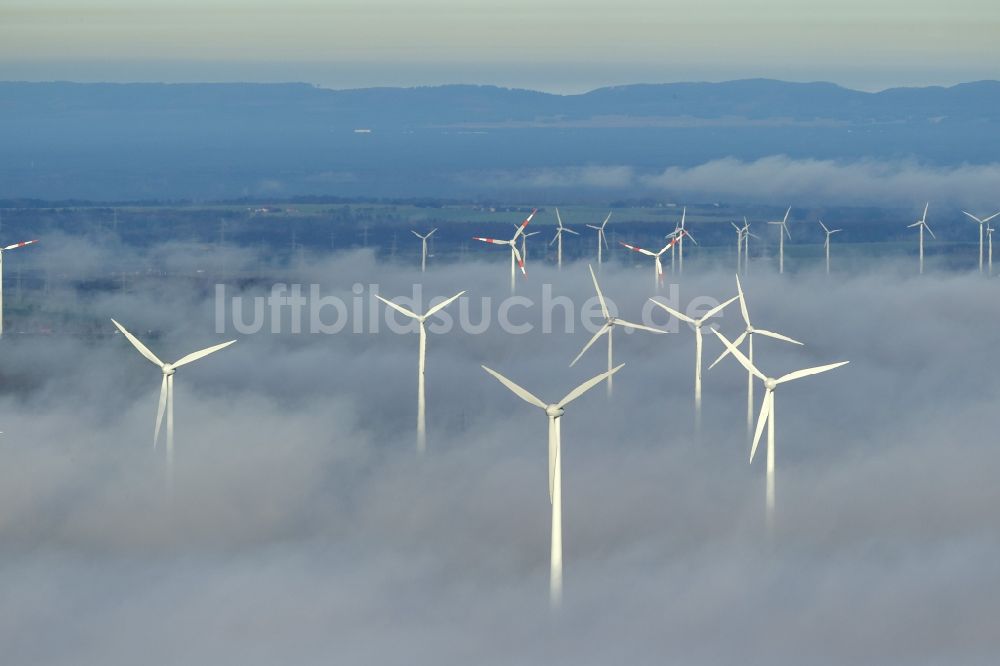 Luftbild Marsberg - Windräder eines aus Nebel- Schicht und Wolken herausragenden Windkraftwerkes bei Marsberg im Sauerland in Nordrhein-Westfalen NRW