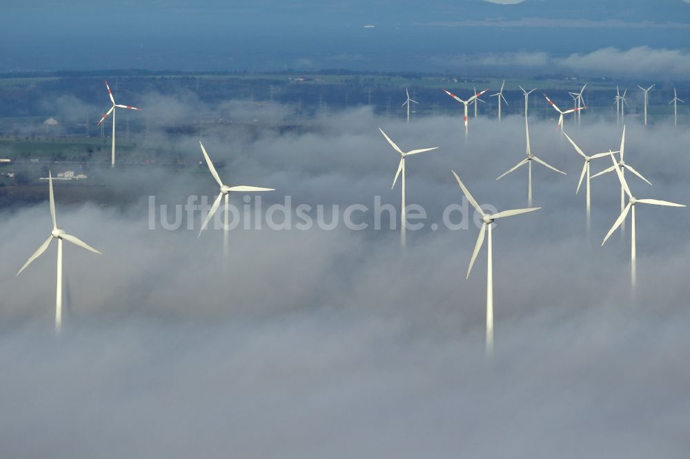 Luftaufnahme Marsberg - Windräder eines aus Nebel- Schicht und Wolken herausragenden Windkraftwerkes bei Marsberg im Sauerland in Nordrhein-Westfalen NRW