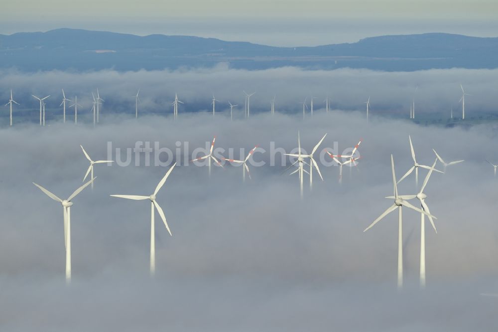 Marsberg von oben - Windräder eines aus Nebel- Schicht und Wolken herausragenden Windkraftwerkes bei Marsberg im Sauerland in Nordrhein-Westfalen NRW