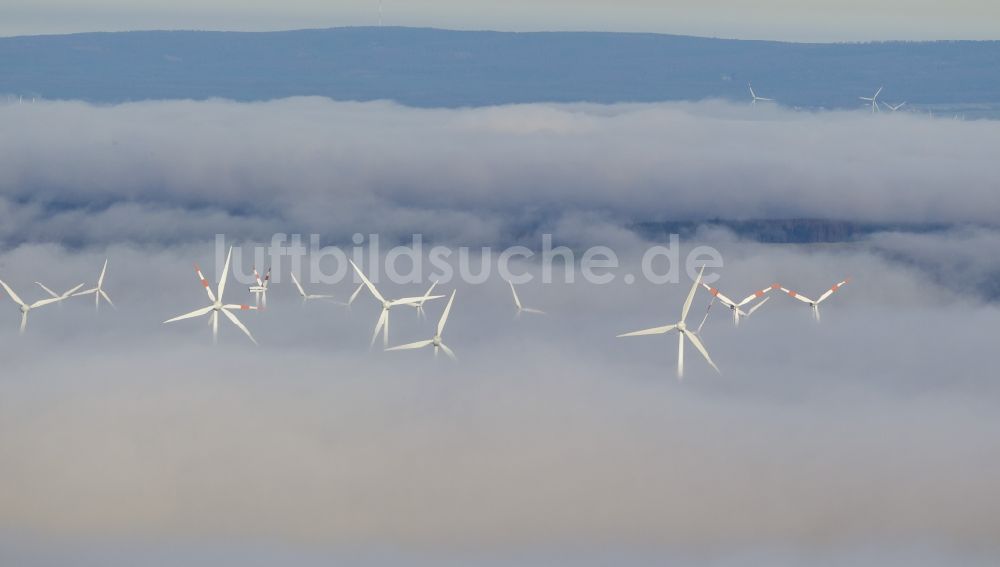 Marsberg aus der Vogelperspektive: Windräder eines aus Nebel- Schicht und Wolken herausragenden Windkraftwerkes bei Marsberg im Sauerland in Nordrhein-Westfalen NRW