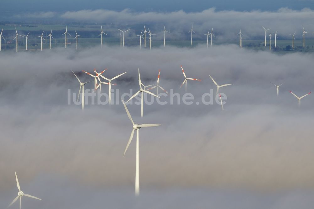 Luftbild Marsberg - Windräder eines aus Nebel- Schicht und Wolken herausragenden Windkraftwerkes bei Marsberg im Sauerland in Nordrhein-Westfalen NRW