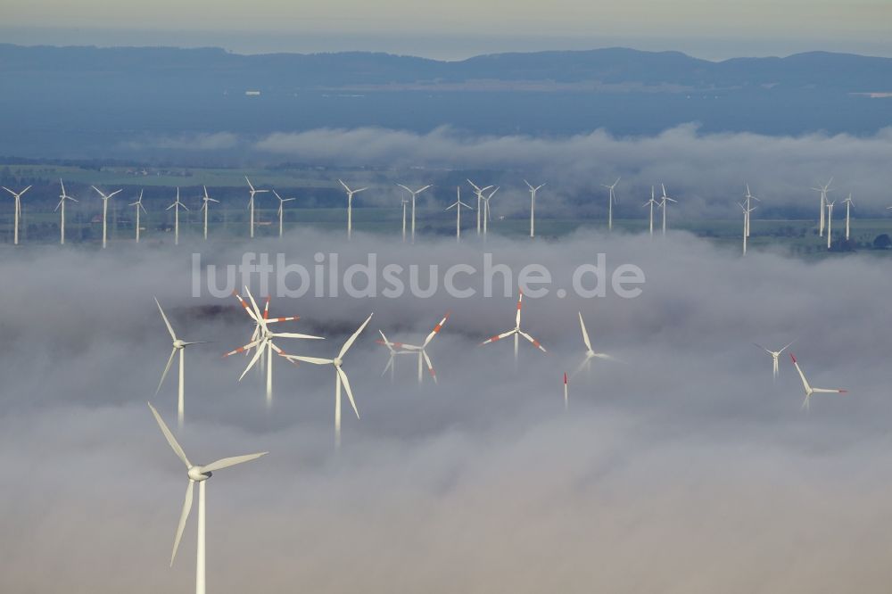 Luftaufnahme Marsberg - Windräder eines aus Nebel- Schicht und Wolken herausragenden Windkraftwerkes bei Marsberg im Sauerland in Nordrhein-Westfalen NRW