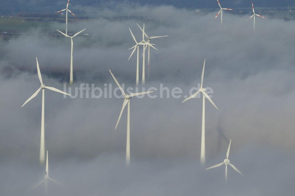 Marsberg von oben - Windräder eines aus Nebel- Schicht und Wolken herausragenden Windkraftwerkes bei Marsberg im Sauerland in Nordrhein-Westfalen NRW