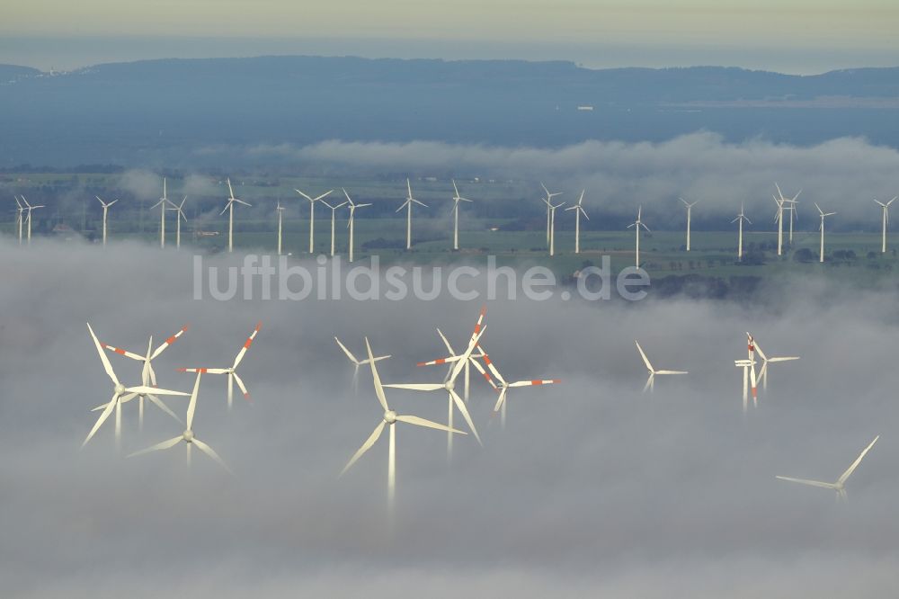 Marsberg aus der Vogelperspektive: Windräder eines aus Nebel- Schicht und Wolken herausragenden Windkraftwerkes bei Marsberg im Sauerland in Nordrhein-Westfalen NRW