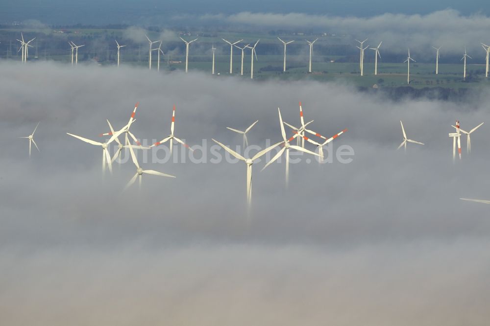 Luftbild Marsberg - Windräder eines aus Nebel- Schicht und Wolken herausragenden Windkraftwerkes bei Marsberg im Sauerland in Nordrhein-Westfalen NRW