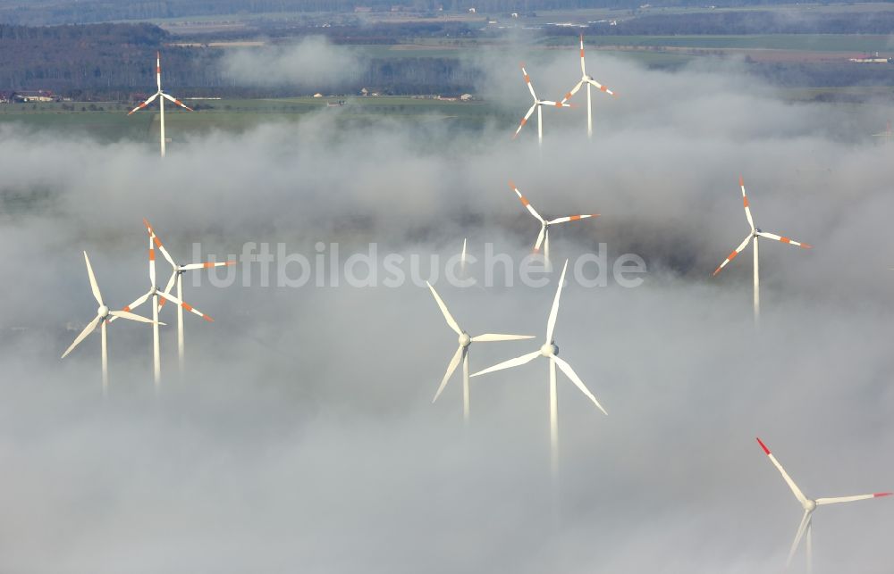 Luftaufnahme Marsberg - Windräder eines aus Nebel- Schicht und Wolken herausragenden Windkraftwerkes bei Marsberg im Sauerland in Nordrhein-Westfalen NRW