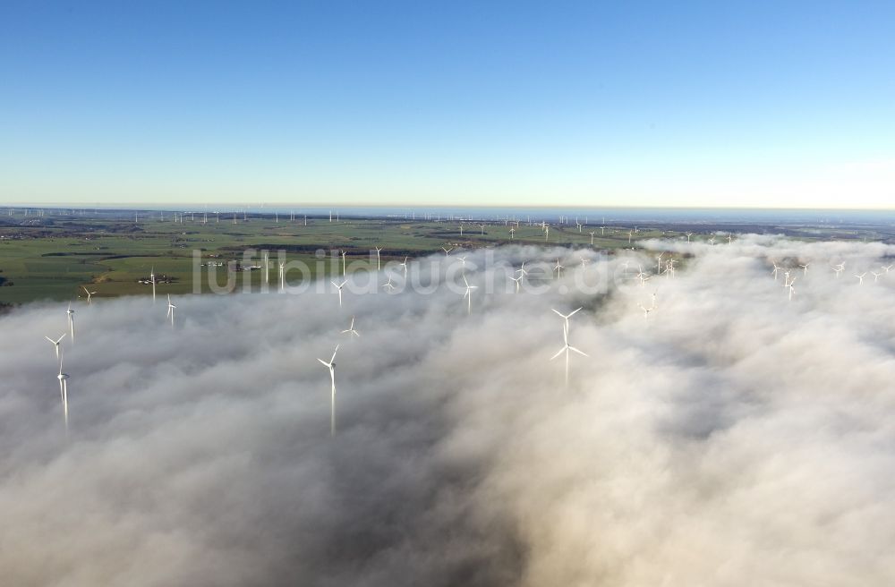 Marsberg von oben - Windräder eines aus Nebel- Schicht und Wolken herausragenden Windkraftwerkes bei Marsberg im Sauerland in Nordrhein-Westfalen NRW