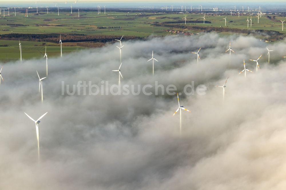 Luftbild Marsberg - Windräder eines aus Nebel- Schicht und Wolken herausragenden Windkraftwerkes bei Marsberg im Sauerland in Nordrhein-Westfalen NRW