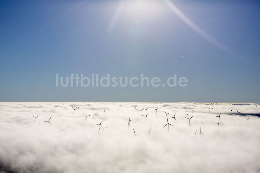 Luftaufnahme Marsberg - Windräder eines aus Nebel- Schicht und Wolken herausragenden Windkraftwerkes bei Marsberg im Sauerland in Nordrhein-Westfalen NRW