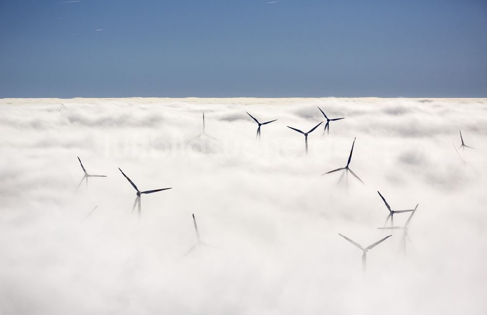 Marsberg von oben - Windräder eines aus Nebel- Schicht und Wolken herausragenden Windkraftwerkes bei Marsberg im Sauerland in Nordrhein-Westfalen NRW