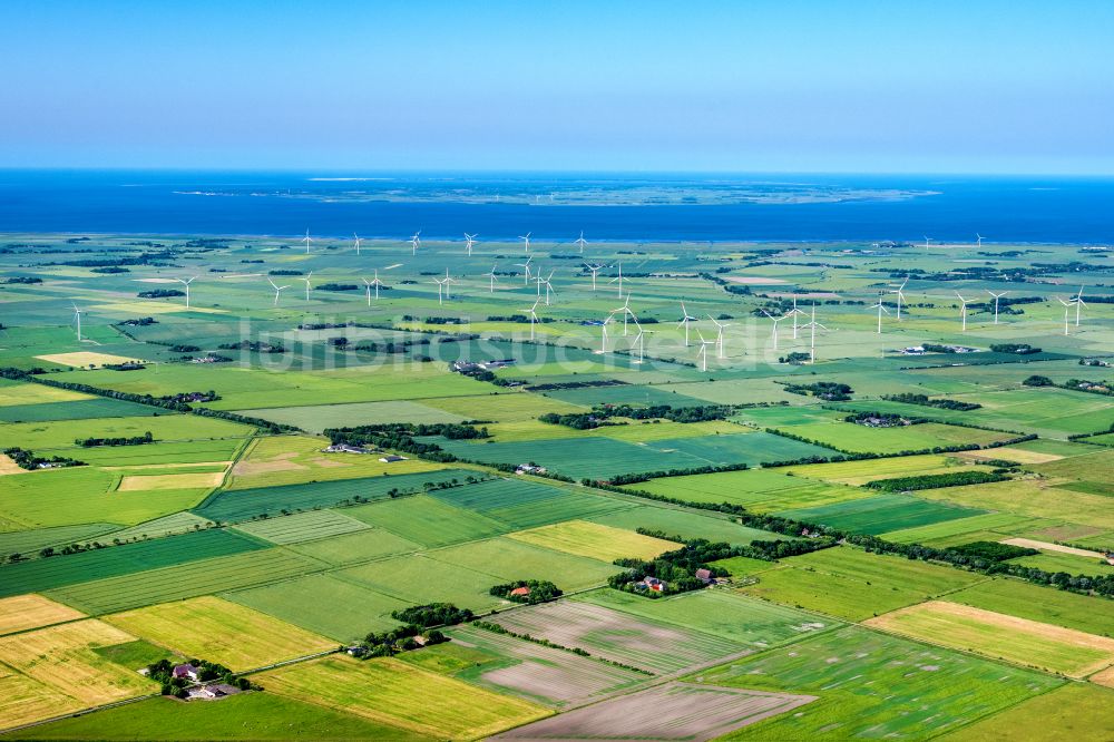 Galmsbüll aus der Vogelperspektive: Windräder am Rande des Dorfkernes in Galmsbüll im Bundesland Schleswig-Holstein, Deutschland