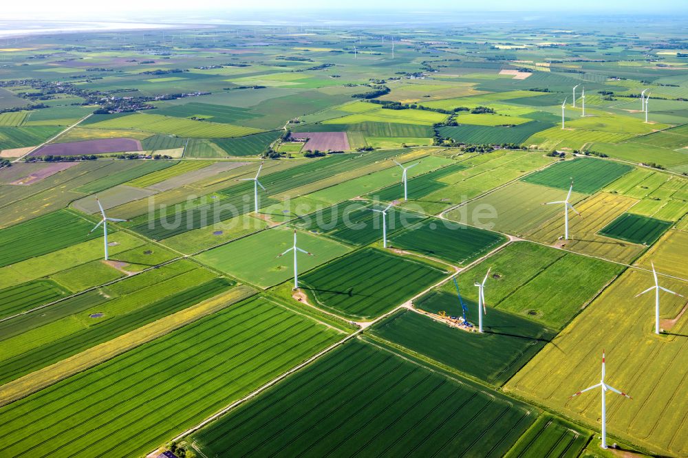 Luftaufnahme Galmsbüll - Windräder am Rande des Dorfkernes in Galmsbüll im Bundesland Schleswig-Holstein, Deutschland