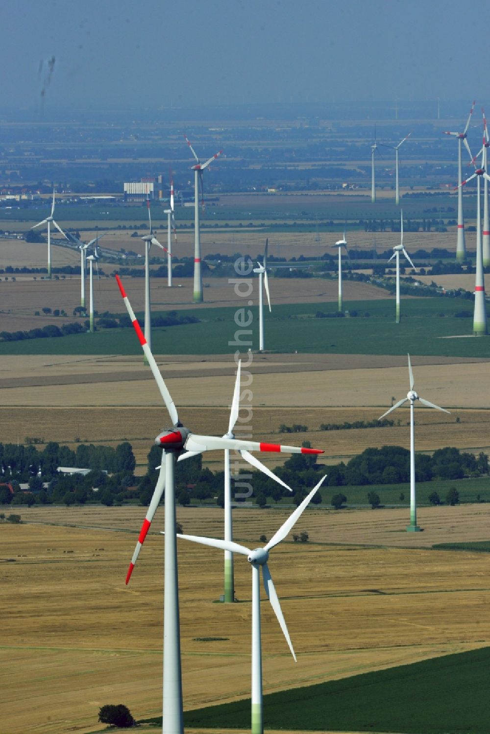 Löbitz aus der Vogelperspektive: Windräder der Windkraftwerksanlagen auf Feldern bei Löbitz im Bundesland Sachsen-Anhalt