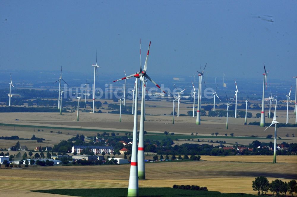 Luftbild Löbitz - Windräder der Windkraftwerksanlagen auf Feldern bei Löbitz im Bundesland Sachsen-Anhalt