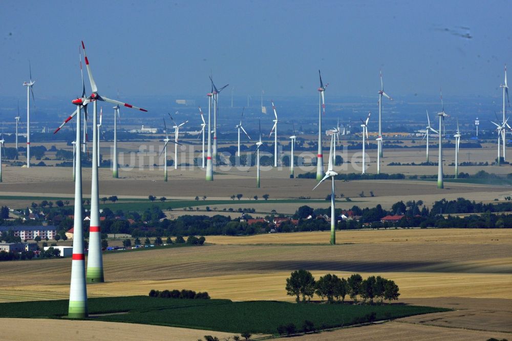 Luftaufnahme Löbitz - Windräder der Windkraftwerksanlagen auf Feldern bei Löbitz im Bundesland Sachsen-Anhalt