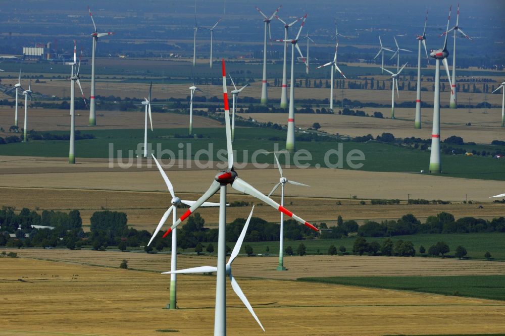 Löbitz von oben - Windräder der Windkraftwerksanlagen auf Feldern bei Löbitz im Bundesland Sachsen-Anhalt